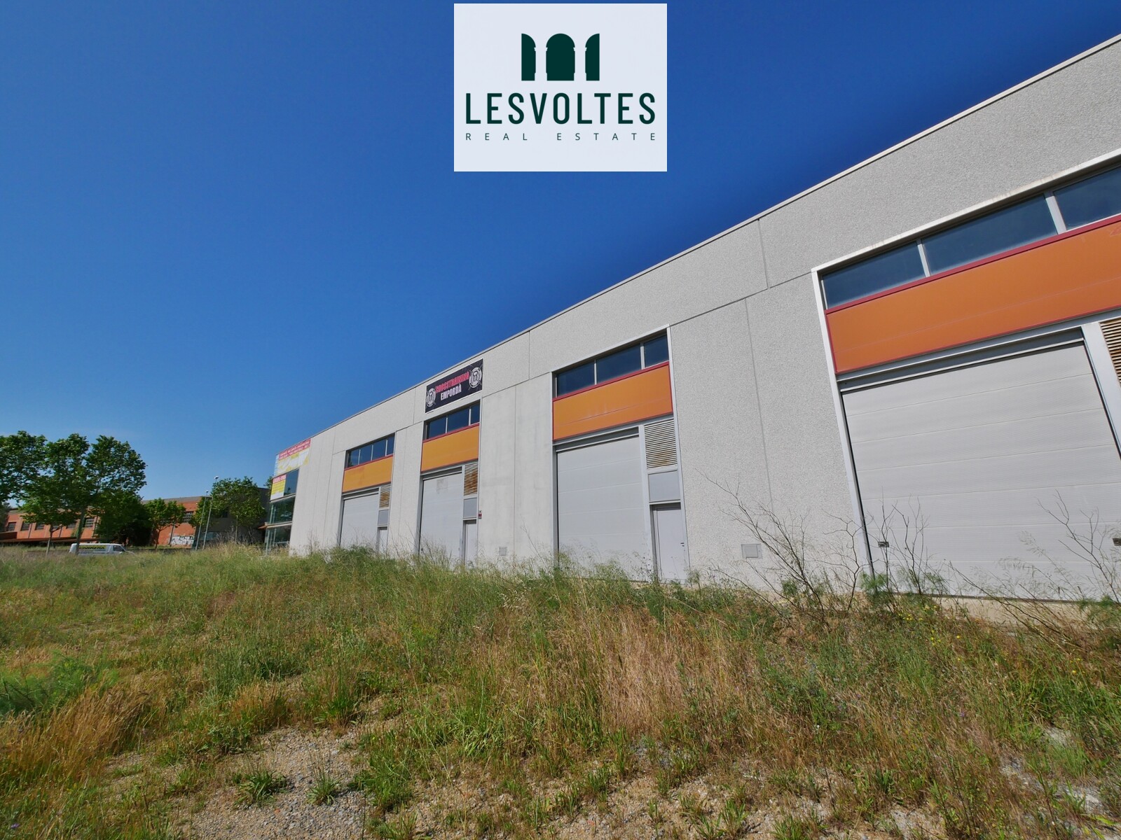 NAVE INDUSTRIAL DE 325 M2 EN PLANTA BAJA CON ALTILLO DE 91M2, EN ALQUILER EN VULPELLAC, DISPONIBLE A PARTIR DE AGOSTO.