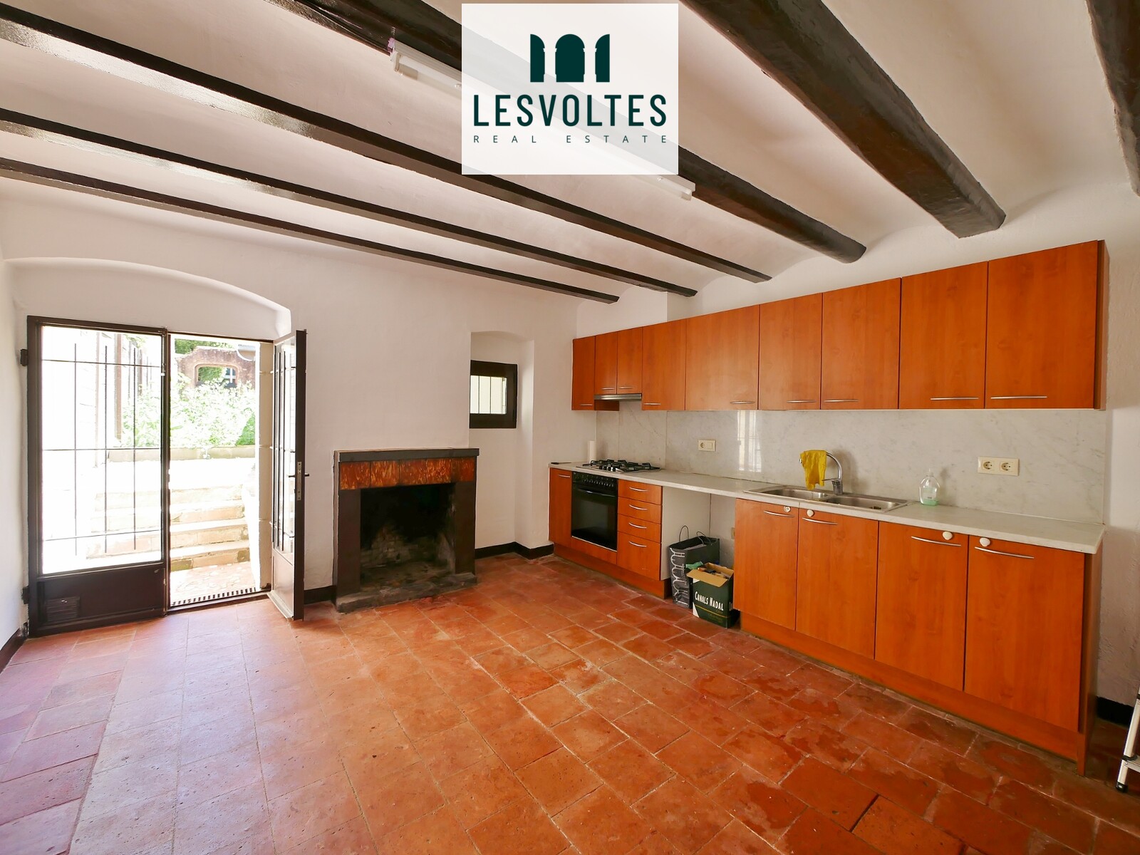 CASA ADOSADA DE 108 M2 CON JARDÍN DE 152 M2 EN ALQUILER PARA SEGUNDA RESIDENCIA EN LA BISBAL D'EMPORDÀ.