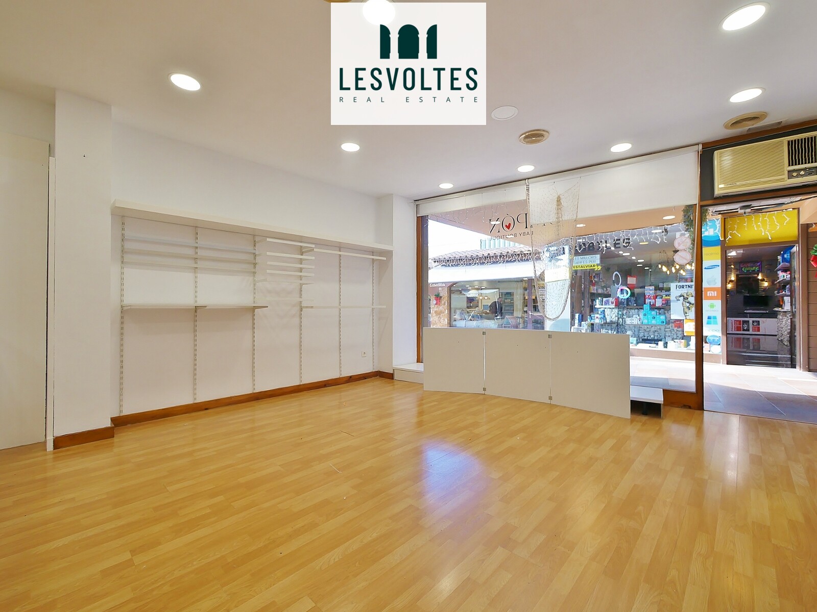 LOCAL COMERCIAL AL CENTRE DE PALAFRUGELL, A LES GALERIES CEL OBERT