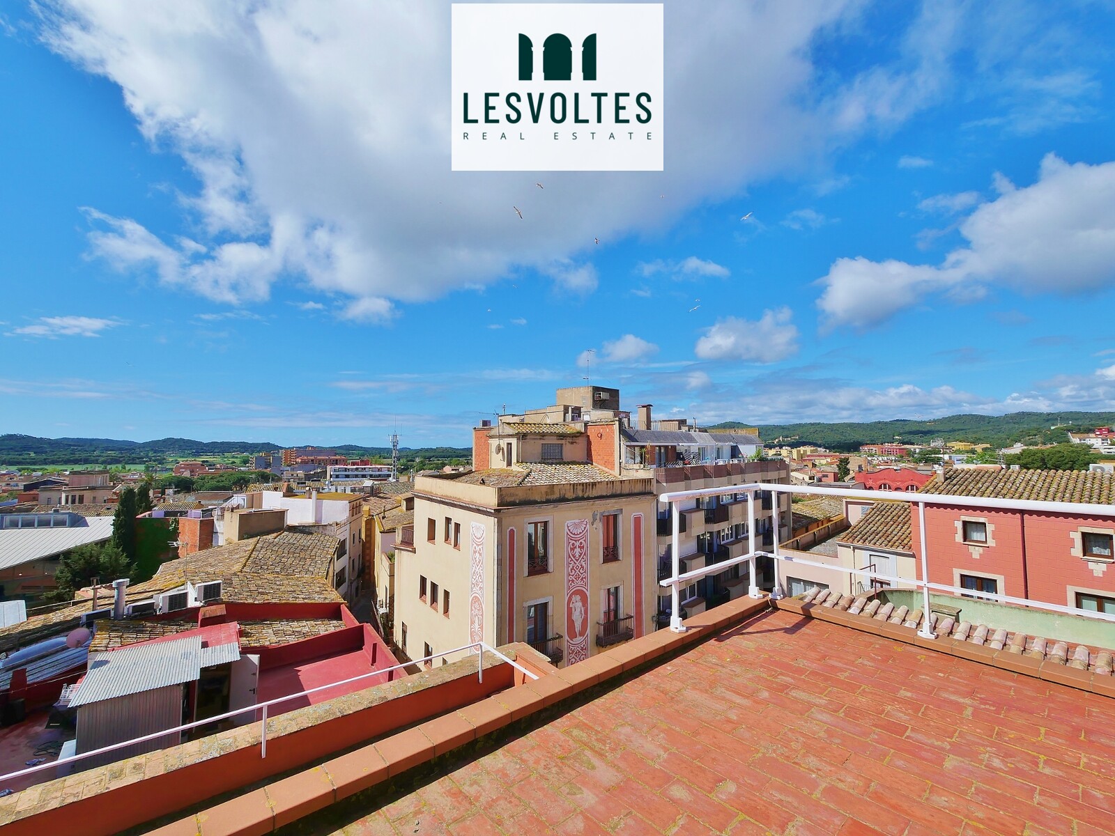 EMBLEMÁTICO EDIFICIO COMERCIAL DE 380 M2 CÉNTRICO Y CON ASCENSOR EN PALAFRUGELL