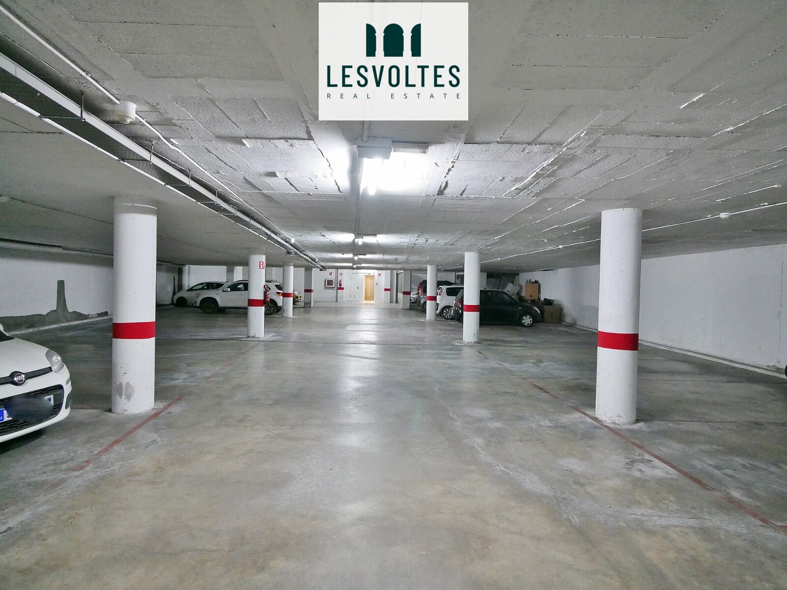 TRES PLAZAS DE APARCAMIENTO EN ALQUILER EN PLENO CENTRO DE LA BISBAL DE EMPORDÀ.