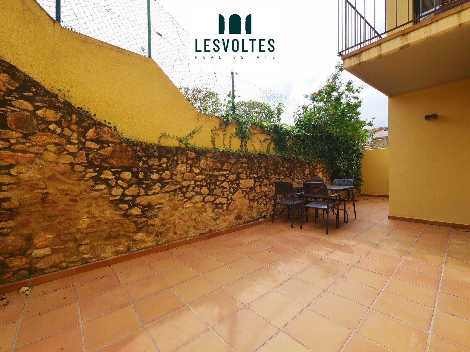 PISO EN PLANTA BAJA CON UNA HABITACIÓN Y GRAN TERRAZA EN VENTA EN PALAFRUGELL