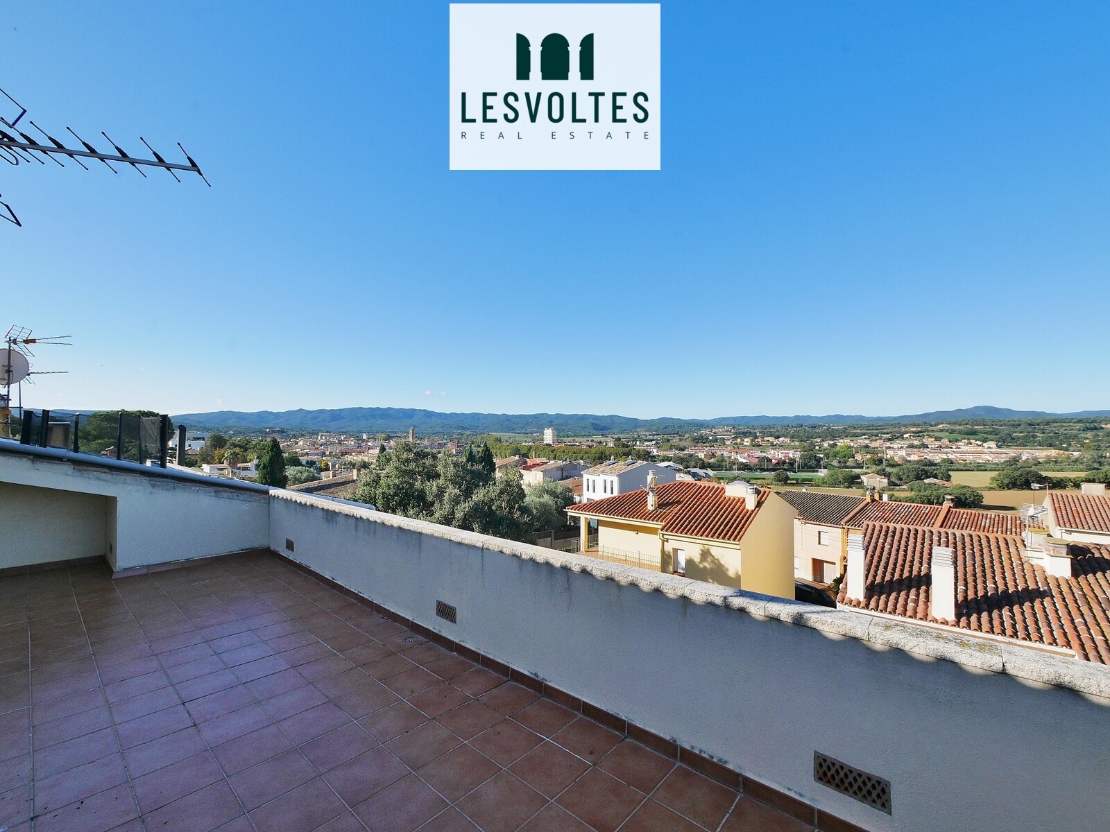 130 M² APARTMENT ON THE FIRST FLOOR WITHOUT ELEVATOR, WITH GARAGE, AND 30 M² TERRACE, FOR SALE IN LA BISBAL D'EMPORDÀ.