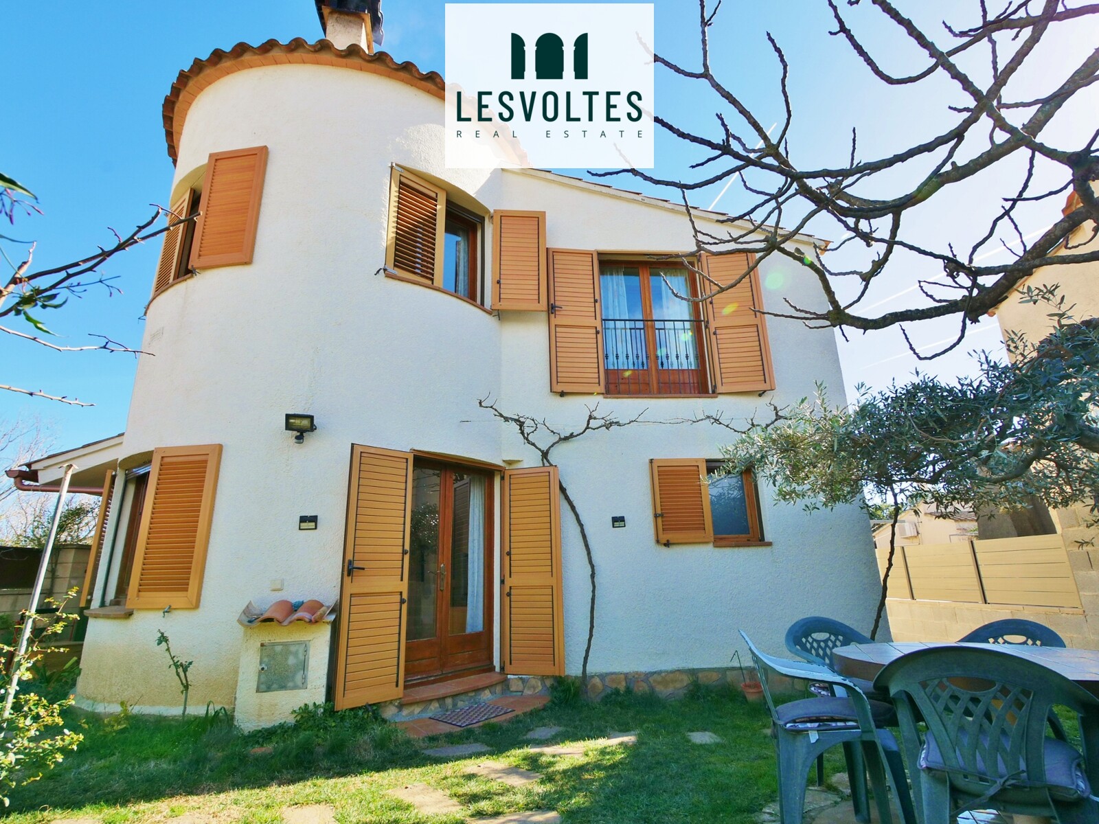 ACOLLIDORA CASA A TRES VENTS AMB JARDÍ PRIVAT I AMB UNA GRAN ZONA COMUNITÀRIA AMB JARDÍ, PISCINA I PISTA DE TENNIS.