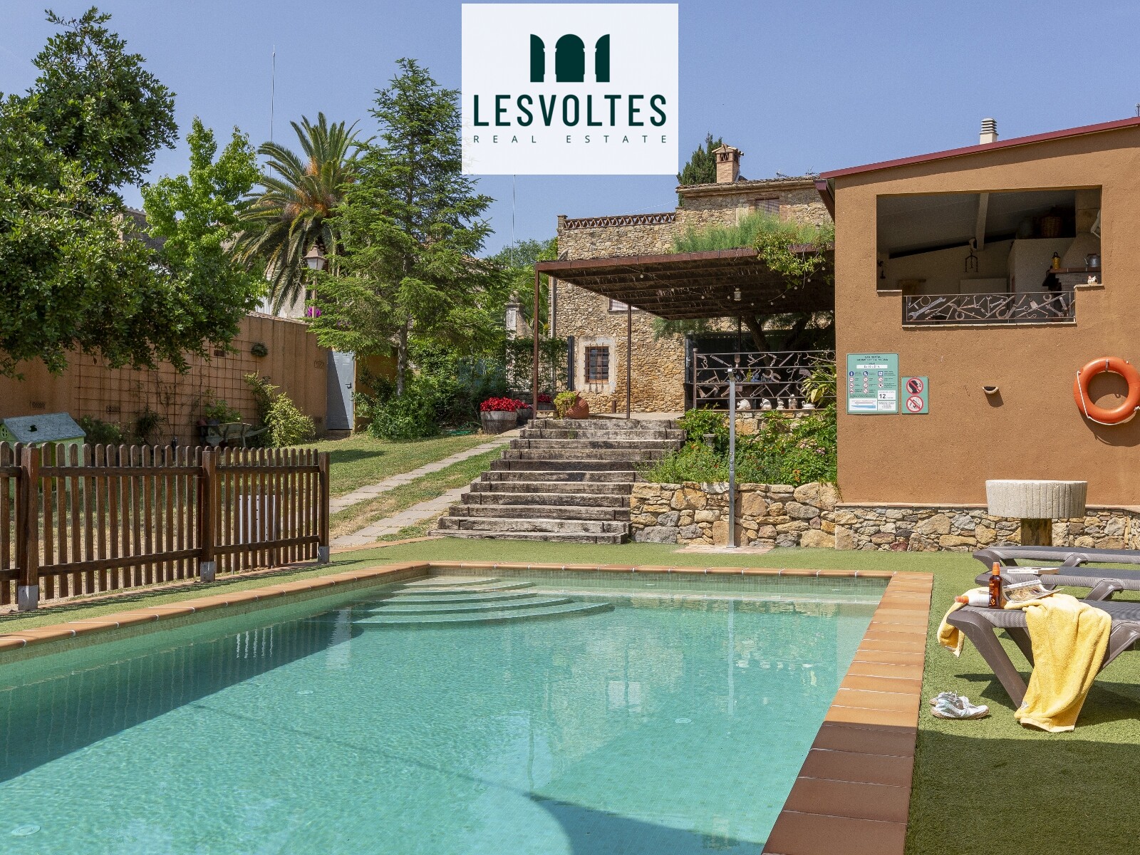 ACOGEDORA CASA DE PUEBLO DE 264 M², CON JARDÍN DE 1800 M² Y PISCINA PRIVADA, EN ALQUILER COMO 2ª RESIDENCIA EN FONTETA.