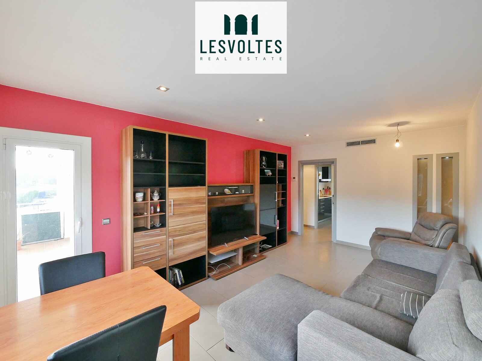 COZY 81 M² APARTMENT, ON THE FOURTH FLOOR WITHOUT AN ELEVATOR, WITH TERRACE, FOR SALE IN FLAÇÀ.