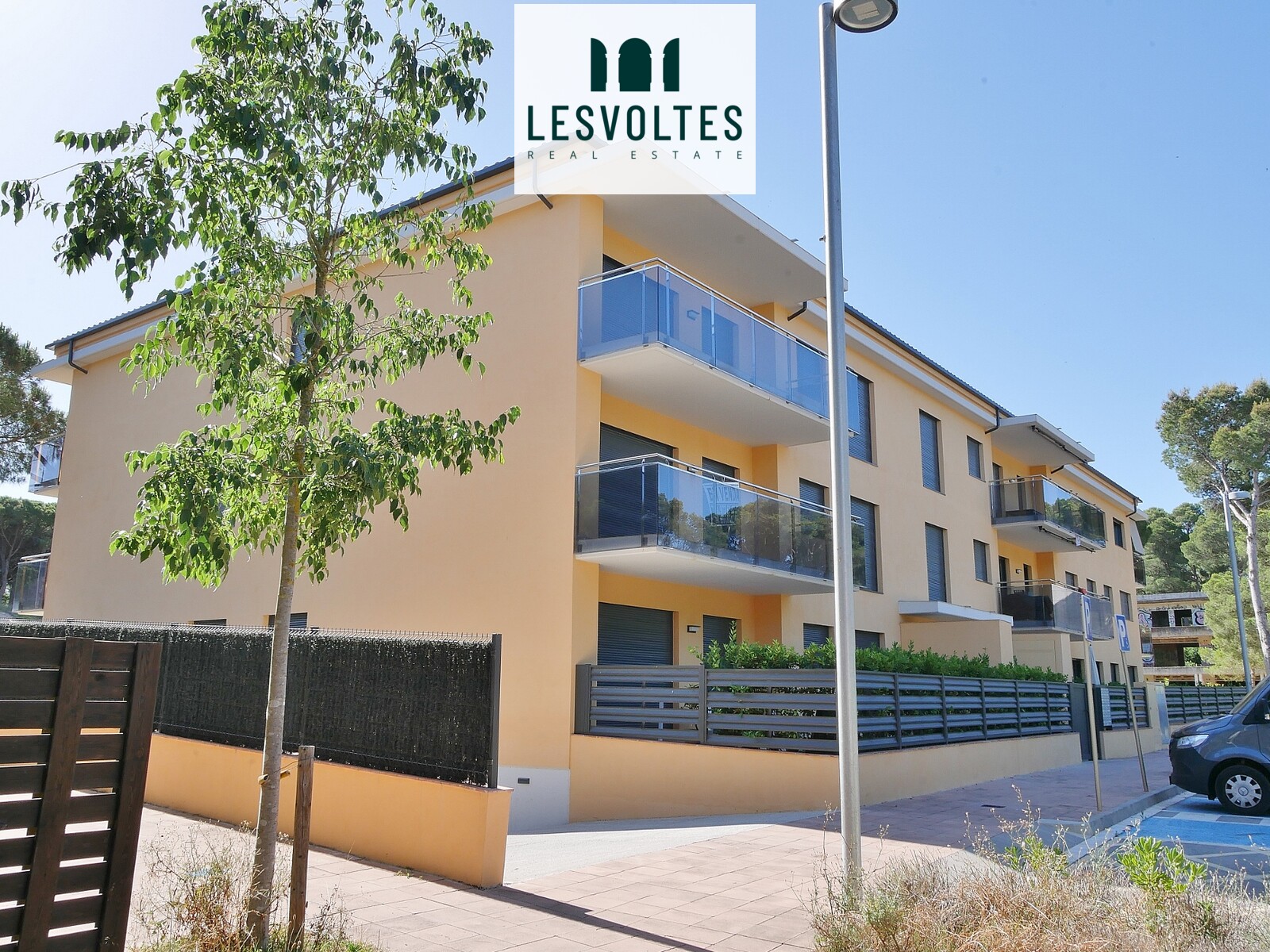 APARTAMENTS DE 100 M² AMB ÀMPLIA TERRASSA I APARCAMENT, EN VENDA A PALS, COSTA BRAVA. ÚLTIMES UNITATS.