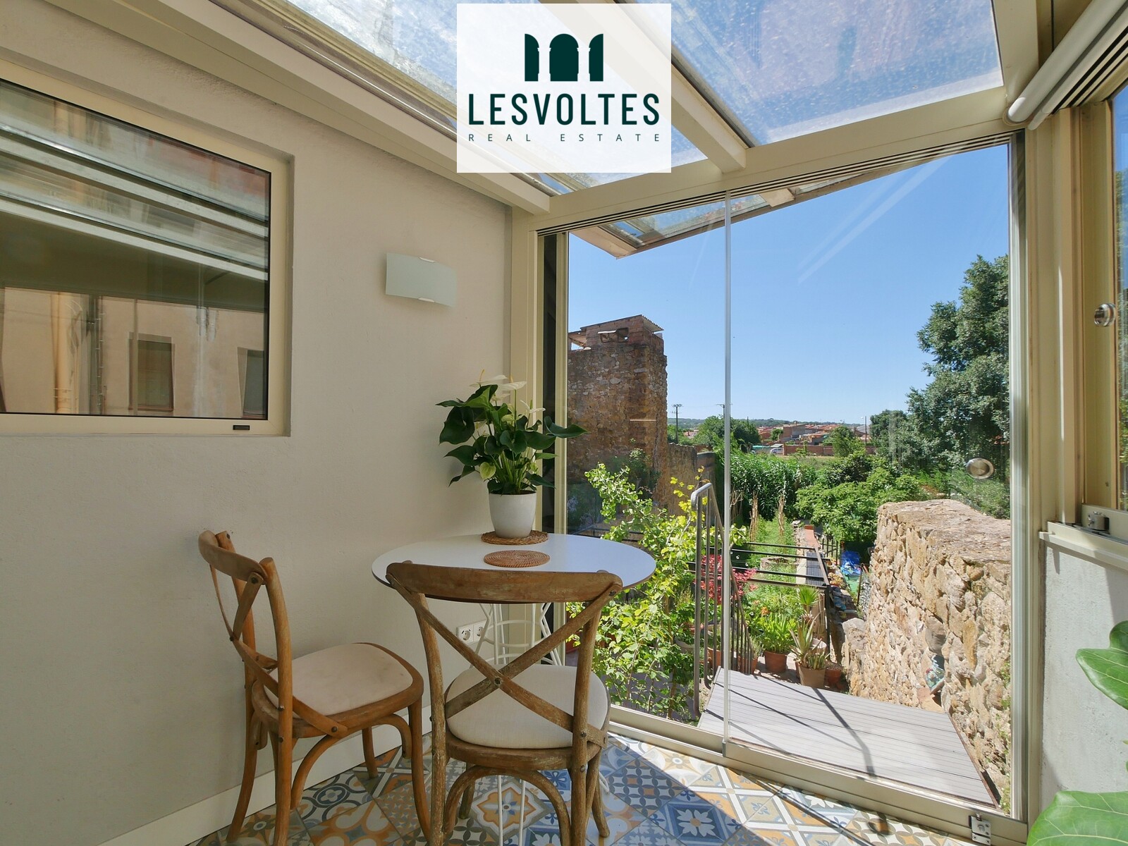 ACOLLIDORA CASA DE PEDRA AMB DIFERENTS TERRASSES, JARDÍ I PETIT GARATGE EN VENDA A LA BISBAL D'EMPORDÀ