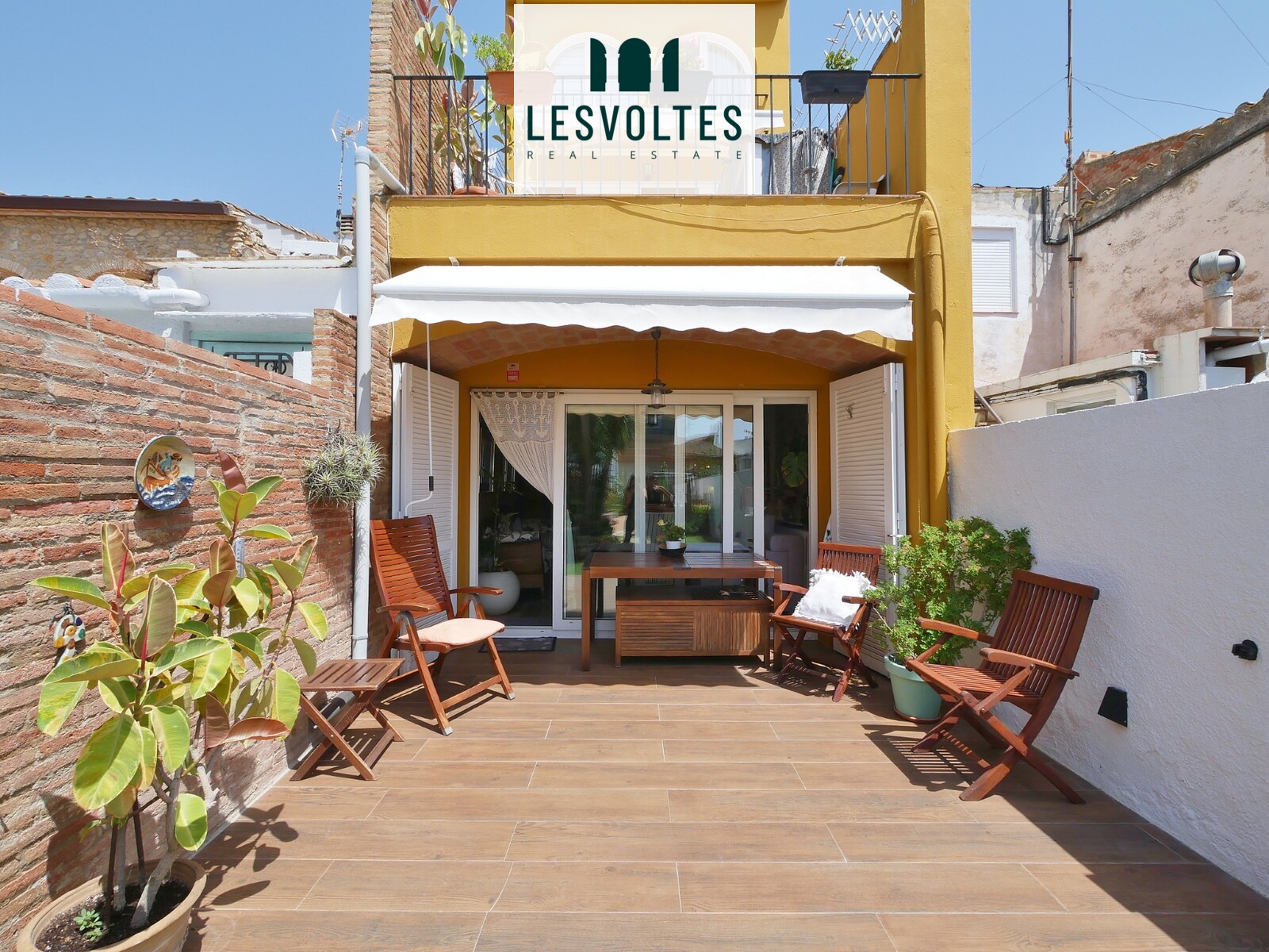 ENCANTADORA CASA DE PUEBLO DE 145 M² CON JARDÍN EN EL CENTRO DE PALAFRUGELL