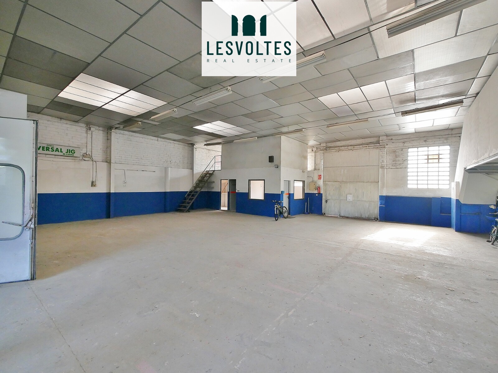 NAU INDUSTRIAL DE 266 M², AMB PARCEL·LA DE 897 M², EN VENDA A LA BISBAL D’EMPORDÀ.