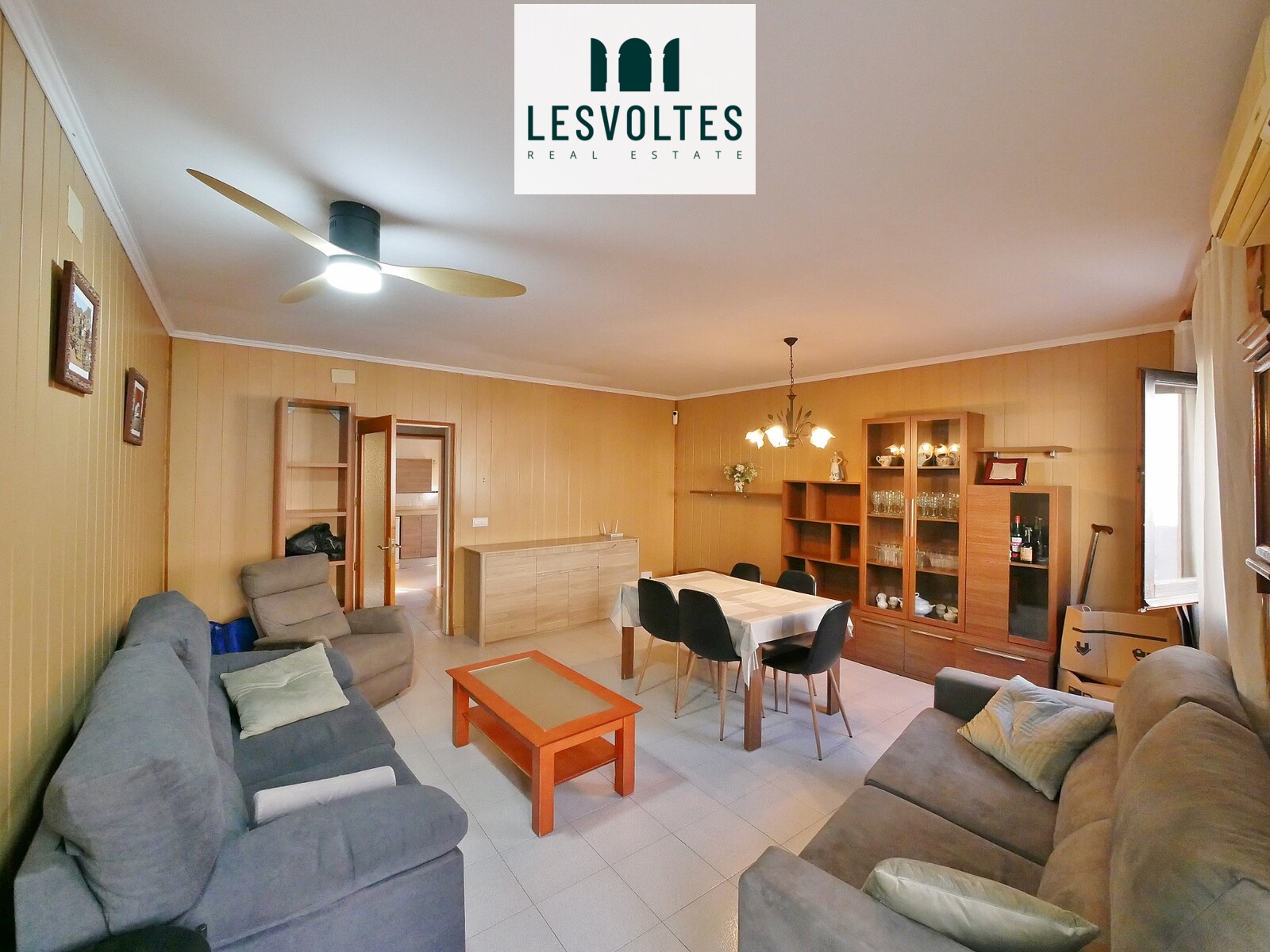 DÚPLEX DE 133 M² AMB GARATGE TANCAT I TERRASSA, EN VENDA A VERGES – BAIX EMPORDÀ.